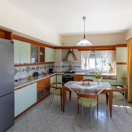 לינה וארוחת בוקר Pounedes Luxury