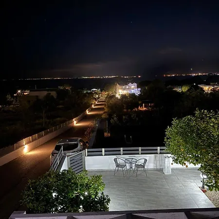 לינה וארוחת בוקר Pounedes Luxury 4*