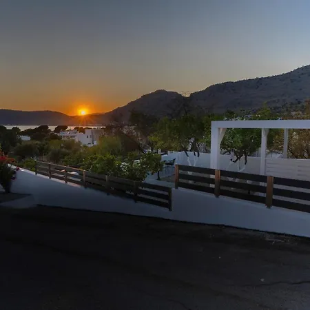 Pounedes Luxury Alojamento de Acomodação e Pequeno-almoço Pefki