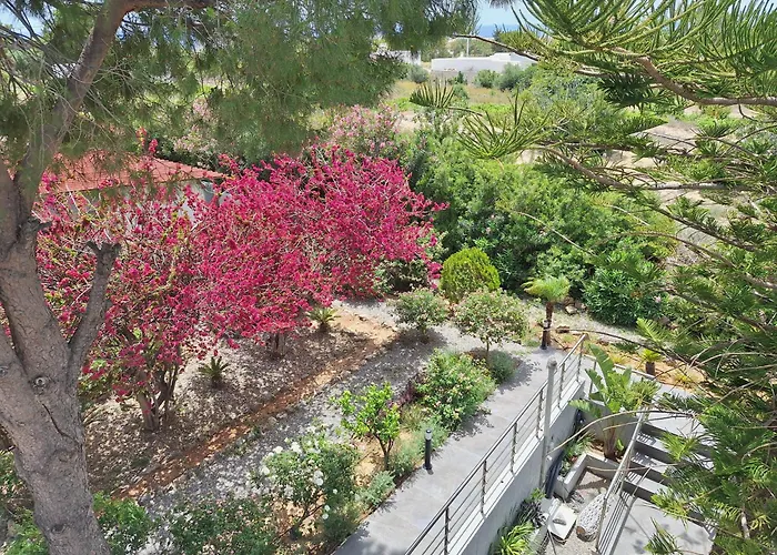 Pounedes Luxury Panzió 4*